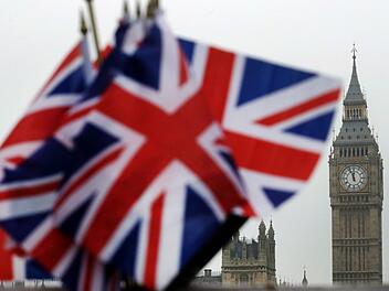 Britische Flaggen vor dem Parlament