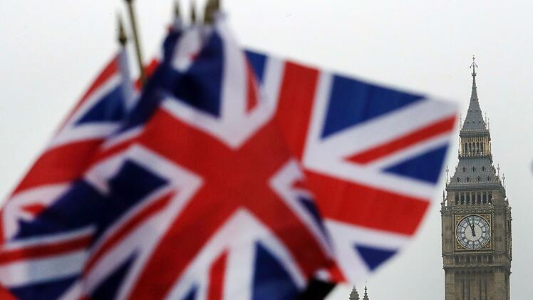 Britische Flaggen vor dem Parlament