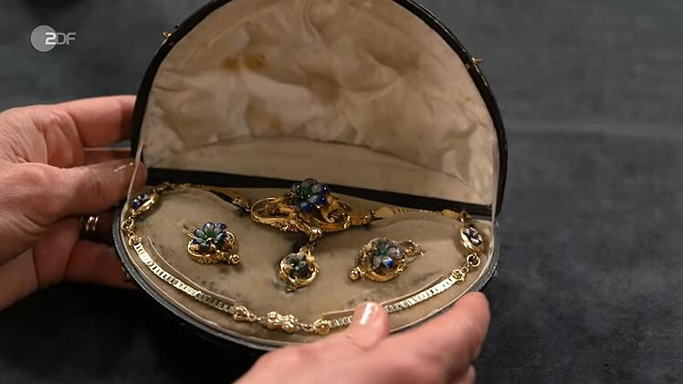 Ein florales Schmuckset im historischen Etui machte nicht nur bei der Expertin Eindruck. Goldkette und Ohrh&auml;nger mit Emaille stammten aus der Zeit zwischen 1845 und 1860. Die Expertise lag bei 2.800 bis 3.000 Euro - schon allein der Goldwert wurde auf 2.400 Euro beziffert.