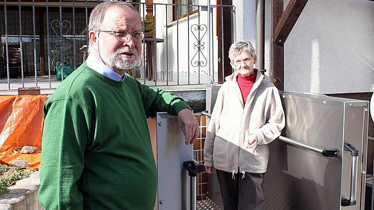 Der Hublift funktioniert: Die Familie Kroh kann nun barrierefrei  in die Wohnung gelangen. Georg Hammer (links) hat Gerda Kroh und ihrem Mann (nicht auf dem Bild) den Lift als eine Option empfohlen.  Foto: Sebastian Martin