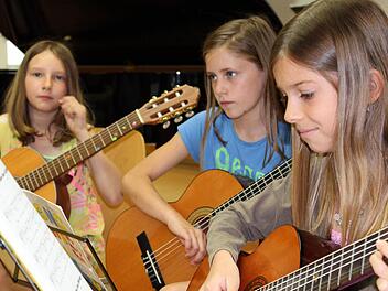 Gitarren-Preisträgerin Alina Rauchenberger (rechts) musiziert am liebsten in der Gruppe. Zusammen mit Luisa Schwab und Sophia Dinkel spielt sie "bei den Wirags".  Fotos: fp