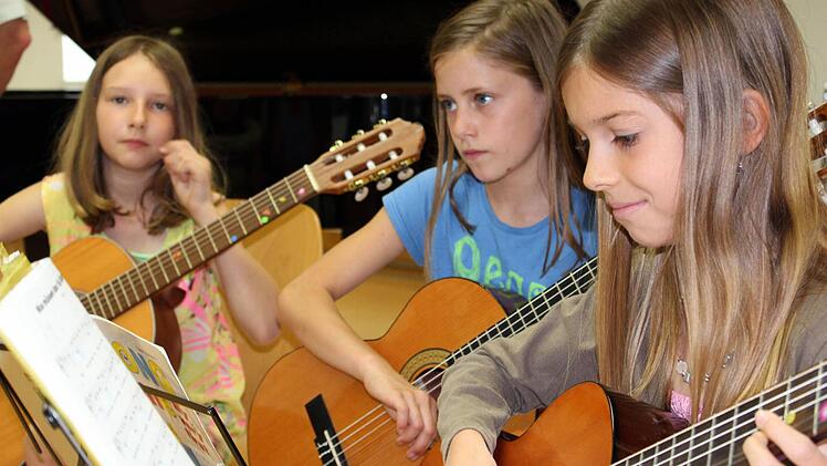 Gitarren-Preisträgerin Alina Rauchenberger (rechts) musiziert am liebsten in der Gruppe. Zusammen mit Luisa Schwab und Sophia Dinkel spielt sie "bei den Wirags".  Fotos: fp