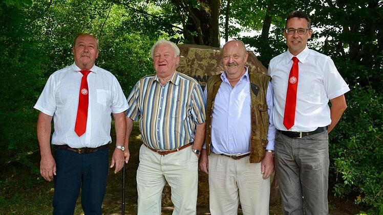 Die beiden Herren in der Mitte gehören dem BSC Lauter schon lange an. Ludwig Lang (2. von links) ist seit 65 Jahre dabei, Hilmar Gessner 60 Jahre. Mit abgebildet sind der jetzige Vorsitzende des BSC Lauter, Siegbert Fehr (links), und sein Stellvertreter Michael Manger (rechts).  Foto: Kathrin Kupka Hahn