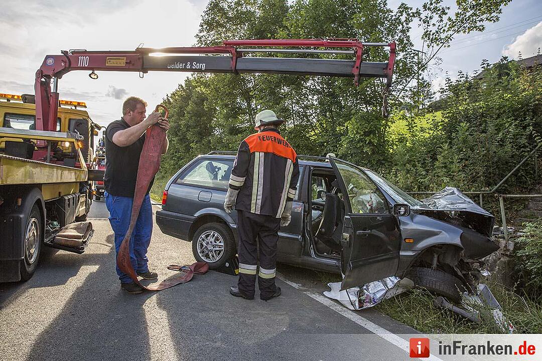 Auto prallt in Ottendorf gegen kleine Brücke