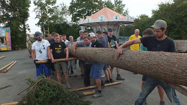 Die Ortsburschen mussten all ihre Kraft aufbieten, um den Kerwasbaum aufzustellen. Foto: Manfred Welker