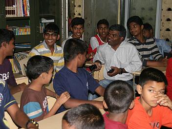 Pater Thomas hat viele Jahre mit Straßenkindern in Indien und behinderten Kindern gearbeitet, ehe er als Priester in die Erzdiözese Bamberg kam.  Foto: Sonny Adam