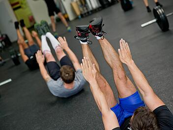 Fitness tut gut. Aber bei Gesundheitskursen der AOK sollte man zu Risiken und finanziellen Nebenwirkungen besser seinen Anwalt fragen. Jüngst haben rund 50 Teilnehmer zwischen 60 und 75 Jahren einen Strafbefehl bekommen - wegen angeblich jahrelangen Abrechnungsbetrugs.. Foto: Daniel Karmann, dpa