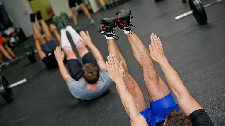 Fitness tut gut. Aber bei Gesundheitskursen der AOK sollte man zu Risiken und finanziellen Nebenwirkungen besser seinen Anwalt fragen. Jüngst haben rund 50 Teilnehmer zwischen 60 und 75 Jahren einen Strafbefehl bekommen - wegen angeblich jahrelangen Abrechnungsbetrugs.. Foto: Daniel Karmann, dpa