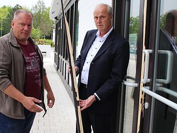 Höchstadts Bürgermeister Gerald Brehm (rechts) und Betriebsleiter Hans-Peter Philipp mit einem Teil der aufgebrochenen Tür zur Wärmehalle des Freibads. Foto: Andreas Dorsch