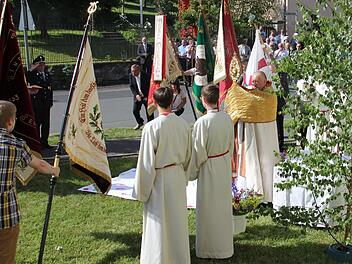 Pater Rudolf Theiler zeigt das Allerheiligste.Foto: Ralf Kestel
