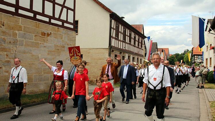 Angeführt von den Gastgebern, der nun 50 Jahre alten Blaskapelle Neundorf mit ihrer Dirigentin Carmen Helmprobst, marschierten 15 Kapellen und drei Gesangvereine zum Festplatz. Foto: Bettina Knauth
