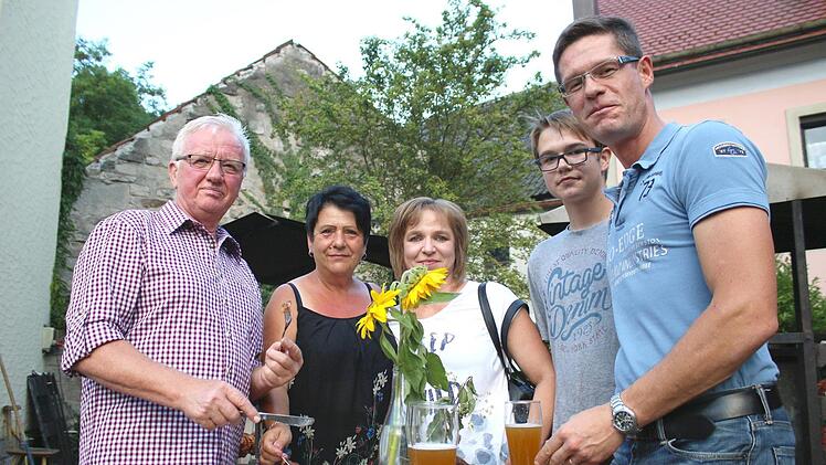Ein bestens gedeckter Tisch, nette Freunde, gute Musik, was will man mehr? Bleibt den Gästen aus Blech in Oberfranken bloß zu sagen: Guten Appetit und Prost!