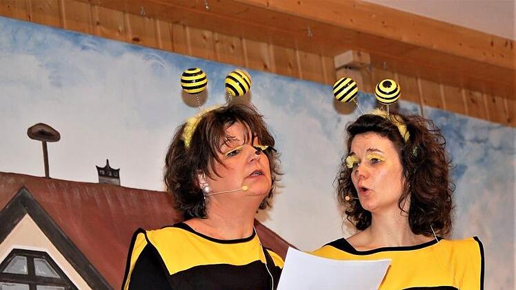 Die Bienen Katrin Frank und Verena Rottenberger überflogen das Ortsgeschehen.  Sigismund von Dobschütz