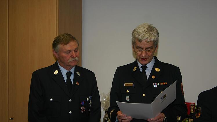Benno Schreiber (links) erhält das Staatliche Ehrenzeichen für 40 Jahre aktiven Dienst aus den Händen von  KBI Stefan Zapf. Foto: Lothar Weidner