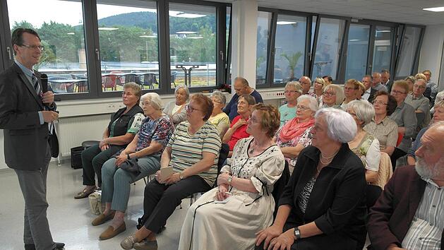 Rund hundert G&auml;ste h&ouml;rten den Vortrag des Coburger Demenz-Experten Johannes W. Kraft im Medienhaus Baumann.Peter M&uuml;ller