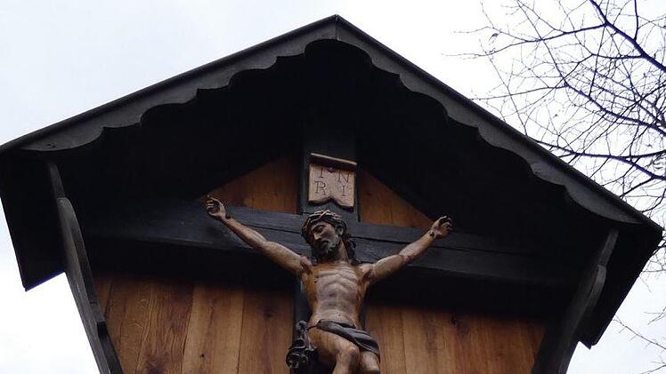 Im neuen Glanz erstrahlt das Holzkreuz am Bucher Ortseingang.