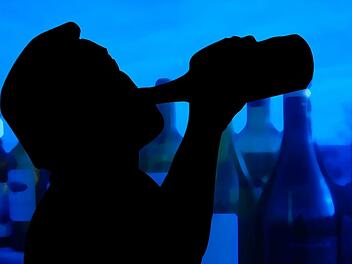 Alkoholsucht bekämpfen und besiegen. Der Leiter der Selbsthilfegruppe Kreuzbund in Ebermannstadt hat es geschafft. Er erzählt von seiner Alkoholsucht und wie ihm die Selbsthilfegruppe Kraft gegeben hat.Symbolfoto: geralt/pixabay