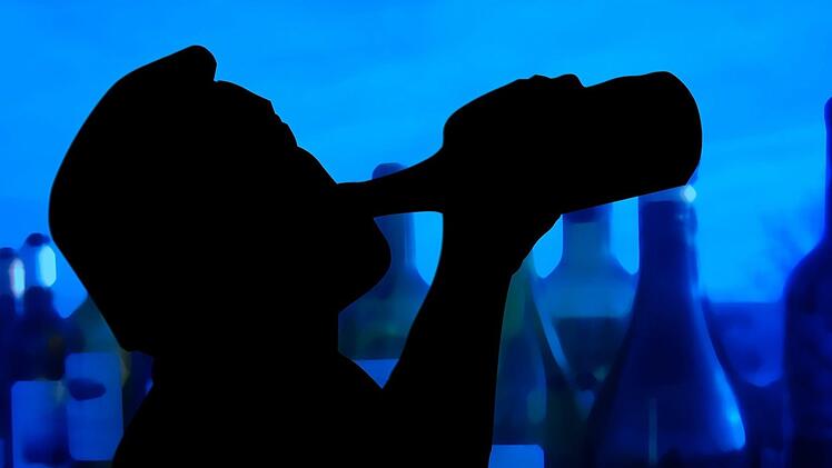 Alkoholsucht bekämpfen und besiegen. Der Leiter der Selbsthilfegruppe Kreuzbund in Ebermannstadt hat es geschafft. Er erzählt von seiner Alkoholsucht und wie ihm die Selbsthilfegruppe Kraft gegeben hat.Symbolfoto: geralt/pixabay
