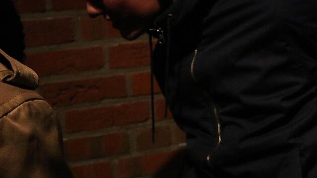 Am Mittwochabend hat ein Mann in einer Bar in Oberfranken um Hilfe nach einem vermeintlichen Messerangriff gebeten.  Symbolbild: Christopher Schulz