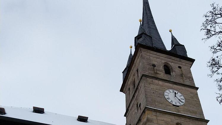 Unübersehbare Risse gibt es in der historischen Ahorner Kirche - innen und außen. Mit sogenannten Riss-Monitoren werden Veränderungen dokumentiert.Foto: Jochen Berger