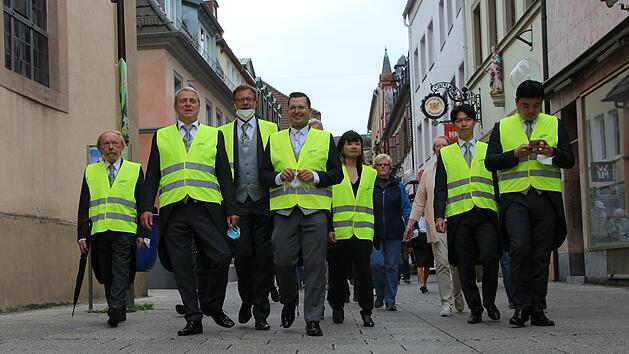 Jeder Musiker trug über seinem Frack beim Marsch aufs Rathaus eine Streikweste. Foto: Johannes Schlereth