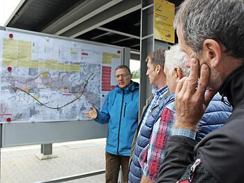 Die Kreisräte nahmen sich bei einer Baustellenbegehung zum Thema B 173 Zeit, den Ausführungen Norbert Schmitts (Staatliches Bauamt Bamberg) zu folgen.