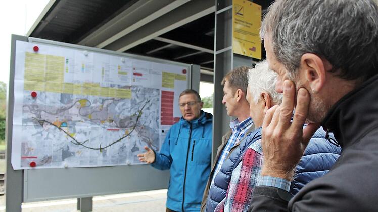 Die Kreisräte nahmen sich bei einer Baustellenbegehung zum Thema B 173 Zeit, den Ausführungen Norbert Schmitts (Staatliches Bauamt Bamberg) zu folgen.