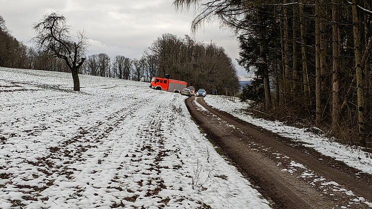 Geiselwind: Unfall mit Kettensäge bei Waldarbeiten - Feuerwehr hilft Rettungsdienst