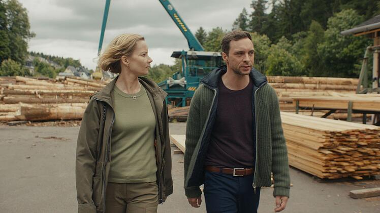 F&ouml;rsterin Saskia Bergelt (Teresa Wei&szlig;bach) kennt sich nicht nur in der Gegend bestens aus, sondern vor allem auch mit Holz. Sie versucht, aus Heiko Zenker (Andr&eacute; Kaczmarczyk), dem Sohn des ermordeten "Holzbarons", mehr &uuml;ber dessen Gesch&auml;fte herauszubekommen.