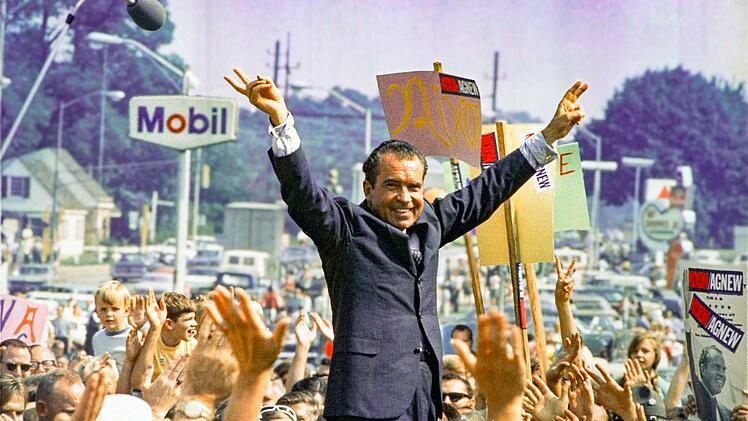Richard Nixon, republikanischer Kandidat und sp&auml;terer Pr&auml;sident der USA (1969-1974), l&auml;sst sich bei einem Wahlkampfauftritt feiern.