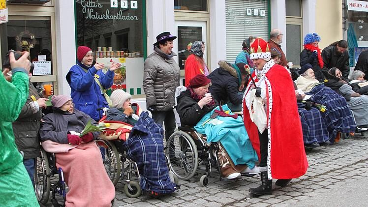 Nahezu einmalig, nach die Senioren aus dem Altenheim ließen sich das bunte Treiben nicht entgehen.