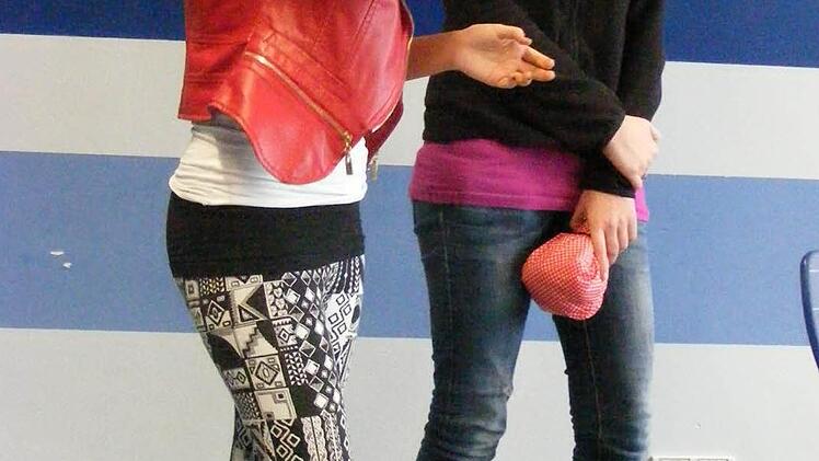 Kassandra (l.) spielt Madame Petra, Vivian ihre Praktikantin Ocean-Maya.