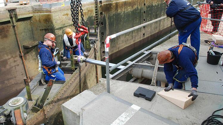 Statt Schwimmweste ist Klettergurt angesagt: In einer trockenen Schleuse drohen ganz andere Gefahren als "unter Wasser".