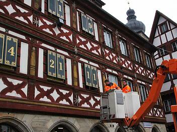 Es weihnachtet am Forchheimer Rathaus. Die Türchen des schönsten Adventskalenders der Welt werden montiert. Foto: Josef Hofbauer