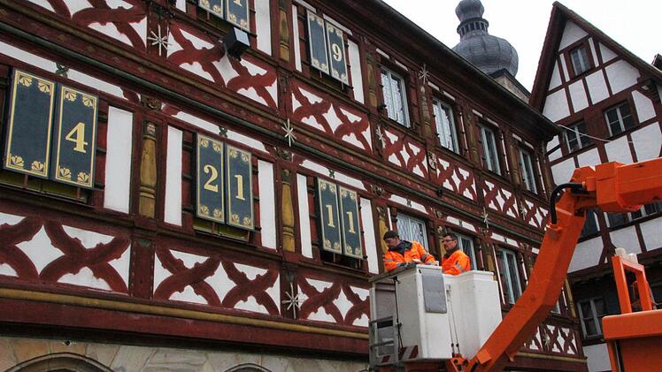 Es weihnachtet am Forchheimer Rathaus. Die Türchen des schönsten Adventskalenders der Welt werden montiert. Foto: Josef Hofbauer