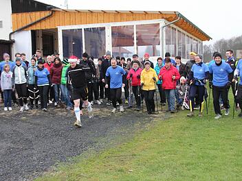 Reinhold Klein mit Elan voran: Er zeigte den Teilnehmer am Benefiz-Lauftreff, wo's in Gemeinfeld lang geht. Foto: Ralf Kestel