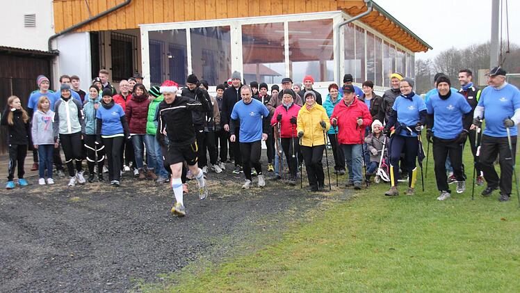 Reinhold Klein mit Elan voran: Er zeigte den Teilnehmer am Benefiz-Lauftreff, wo's in Gemeinfeld lang geht. Foto: Ralf Kestel