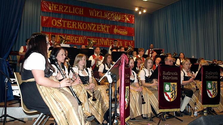 Die Musikkapelle des Musikvereins Steinwiesen beim Osterkonzert 2014.