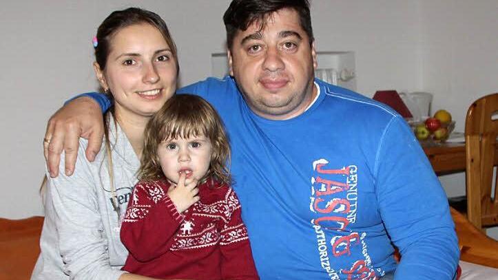 Julia Nigrezkul mit ihrem Mann Alexander Forostyanov und der kleinen Tochter Eva (2). Die ukrainische Familie hofft in der Flüchtlingsunterkunft in Volkers auf ein besseres Leben.  Foto: Ulrike Müller