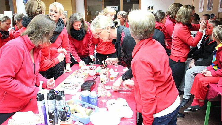 Blick auf den Tisch mit Schminkutensilien  Foto: Friedwald Schedel