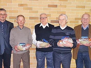 Die neuen Ehrenmitglieder des Ortsverschönerungsverein (von links): Frank Gallinsky, Thomas Müller, Werner Pistor, Walter Speer, Horst Roßberg, Siegfried Fischer und Gerhard Flechsig  Foto: Verein (Walter Esch)