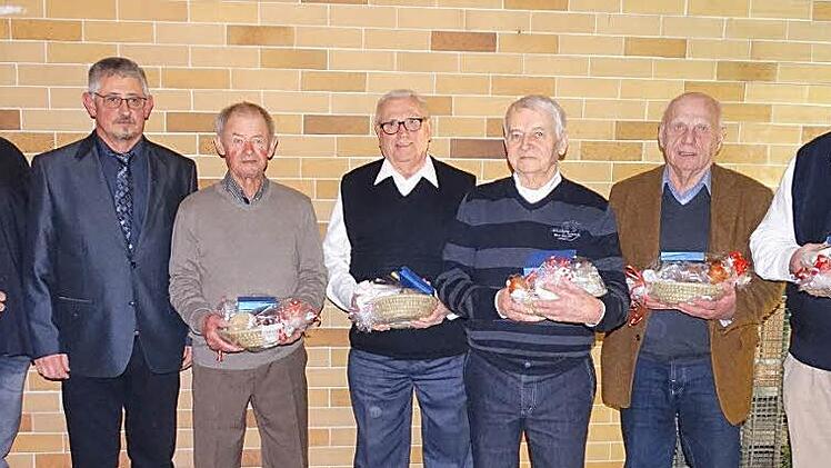 Die neuen Ehrenmitglieder des Ortsverschönerungsverein (von links): Frank Gallinsky, Thomas Müller, Werner Pistor, Walter Speer, Horst Roßberg, Siegfried Fischer und Gerhard Flechsig  Foto: Verein (Walter Esch)