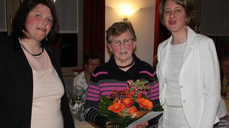 Ehrung von Elisabeth Geuß durch Simone Berger (links) und MdB Anja Weisgerber (rechts).