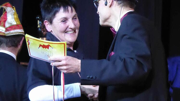 Gertrud Kessler bekommmt von André Köstner den Verdienstorden des FVF. Foto: Ahnert