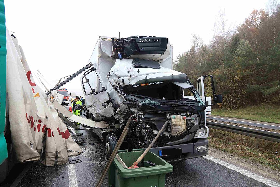 Schlüsselfeld: Lkw rast auf A3 in Stauende