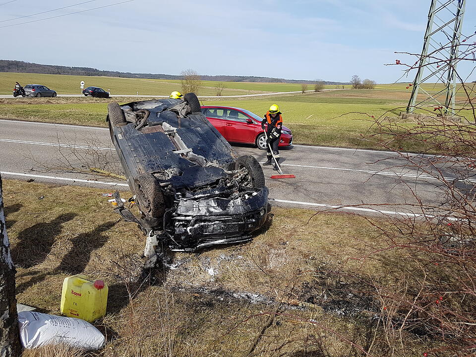 Kreis Ansbach: Auto überschlägt sich – 21-Jähriger verletzt