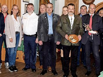 Auf ein erfolgreiches Jagdjahr konnte bei der gemeinsamen Hegeschau der Jagdschutz- und J&auml;gervereine von Lichtenfels und Bad Staffelstein R&uuml;ckschau gehalten werden; unser Bild entstand bei einem Gang durch die Troph&auml;enschau mit Landrat Christian Mei&szlig;ner und Zweiter B&uuml;rgermeisterin Sabine Rie&szlig;ner. Foto: Dieter Radziej