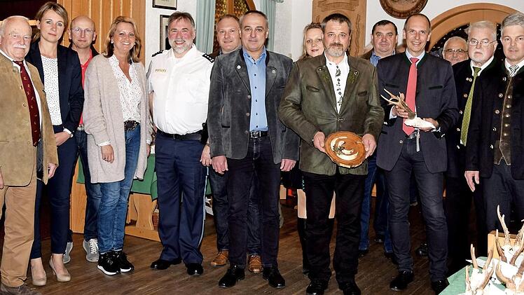 Auf ein erfolgreiches Jagdjahr konnte bei der gemeinsamen Hegeschau der Jagdschutz- und J&auml;gervereine von Lichtenfels und Bad Staffelstein R&uuml;ckschau gehalten werden; unser Bild entstand bei einem Gang durch die Troph&auml;enschau mit Landrat Christian Mei&szlig;ner und Zweiter B&uuml;rgermeisterin Sabine Rie&szlig;ner. Foto: Dieter Radziej