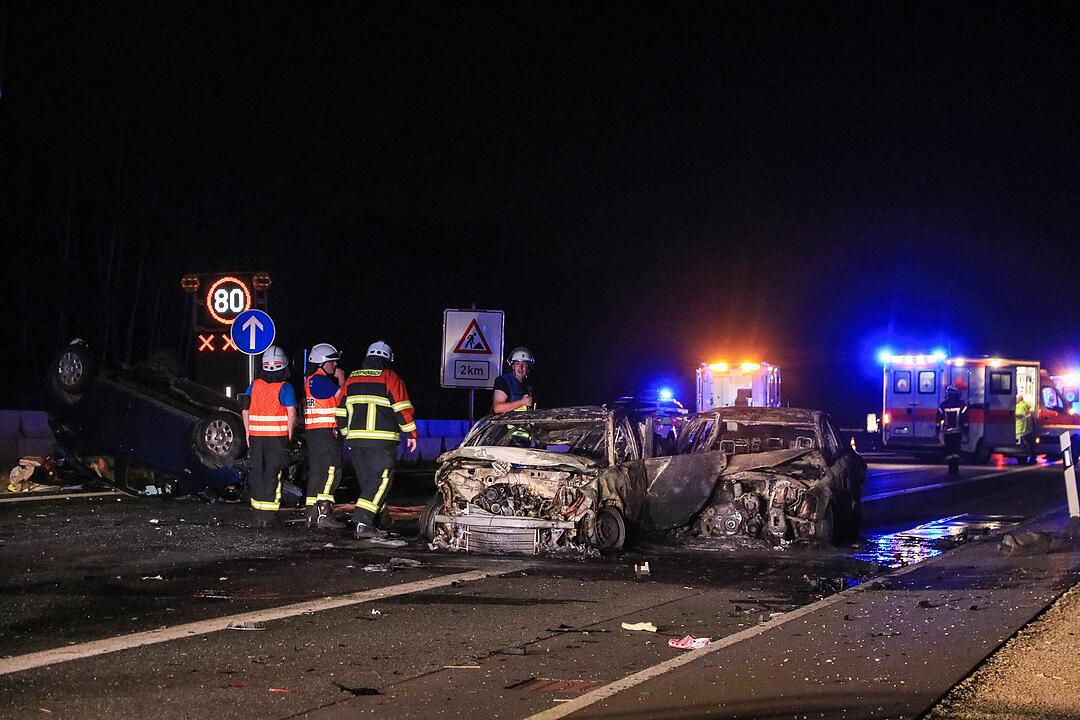 Zwei Tote, vier Schwerverletzte bei Unfall auf A3
