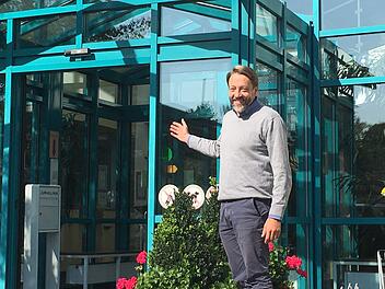 GKG-Geschäftsführer Udo Kunzmann am Eingang der Juraklinik in Scheßlitz,  wo er sein Büro hat. Foto: Anette Schreiber